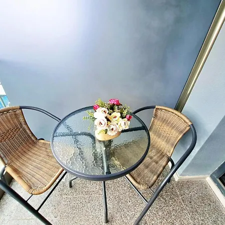 & Studiouri Jolie إيفوري نورد