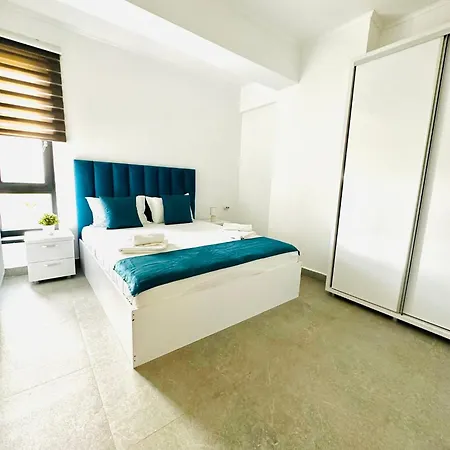 & Studiouri Jolie إيفوري نورد