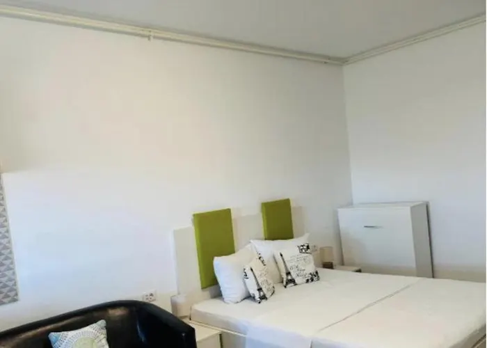 & Studiouri Jolie إيفوري نورد